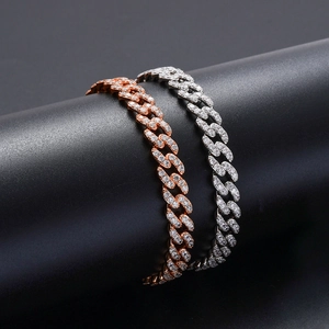 Détail de chaînes cubaines 9mm en argent et or rose avec pavé de zircones cubiques