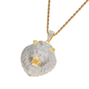 Détail d'un pendentif tête de lion hip hop avec zircons micro-pavés et chaîne en or torsadée