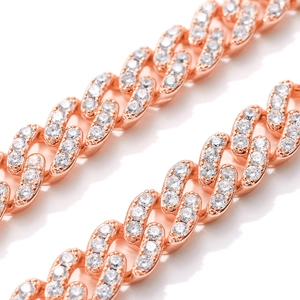 Détail de la chaîne cubaine 9mm en or rose avec pavage de zircons blancs brillants
