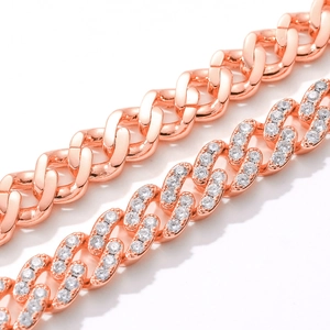 Détails macro de chaînes cubaines en or rose avec pavage en zircon blanc et fini poli
