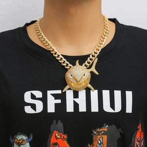 Detaillierte Ansicht der Hip-Hop-Haifisch-Halskette mit Mikro-Pave-Zirkoniasteinen