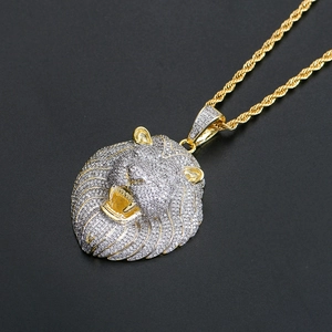 Vue détaillée du pendentif tête de lion hip hop avec zircons sertis en micro-pavé