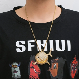 Detail eines Hip-Hop Hai-Anhängers für Herren mit Zirkonia-Besatz und einer Seilkette