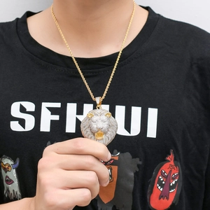 Pendentif tête de lion hip hop avec zircons sur collier chaîne torsadée dorée homme