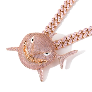 Halskette mit Hai-Anhänger in Roségold und rosa Zirkonia-Steinen im Hip-Hop-Stil