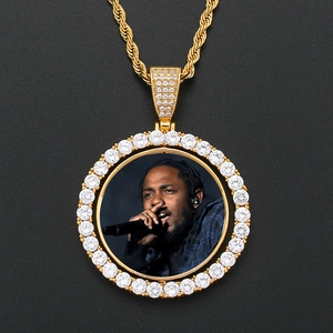 Nahaufnahme eines goldenen Hip-Hop-Anhängers mit Zirkonia-Steinen und individuellem Foto