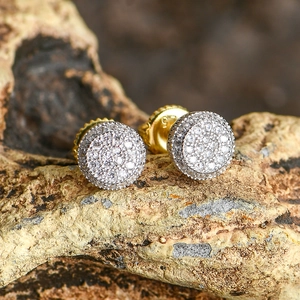 Détail de la boucle d'oreille en argent S925 plaqué or avec fermoir à vis sur pierre