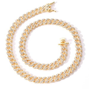 Collier cubain hip-hop doré de 9 mm avec zircons blancs sur fond blanc épuré