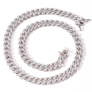 Gros plan d'une chaîne cubaine de 9 mm en argent sertie de zircons blancs et fermoir sûr