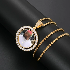 Detailaufnahme von drehbarem Fotomedaillon mit goldener Seilkette und Zirkonia-Steinen