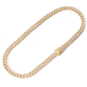 Détail du collier chaîne cubaine 9mm en or rose serti de zircons avec fermoir sécurisé