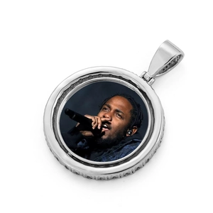 Detail eines runden Hip-Hop-Fotoanhängers mit Pavé-Besatz und individuellem Fotodesign