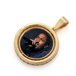 Hip-Hop-Halskette mit goldenem runden Fotoanhänger und funkelnden Zirkonia-Steinen