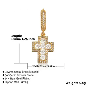Détail de la boucle d'oreille en laiton plaqué or 14K avec breloque croix en zircone