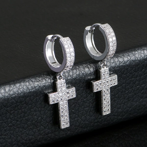 Nahaufnahme von Hip-Hop Kreuz-Ohrringen aus Silber mit Mikro-Pavé Zirkonia Besatz