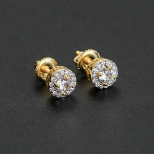 Gros plan de clous d'oreilles hip hop dorés avec zircon rond et gravure de grecques
