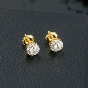 Vue macro des boucles d'oreilles halo en argent S925 doré avec zircons et motif grec
