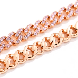 Dettaglio bracciale Cuban link da 9mm con zirconi rosa e finitura lucida in oro rosa