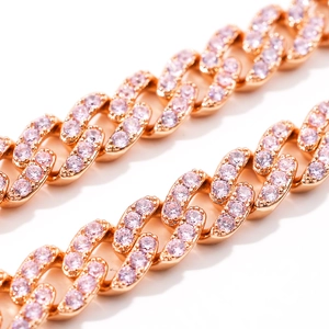 Dettaglio catena cubana 9mm con micro-pave di zirconi rosa e placcatura oro rosa