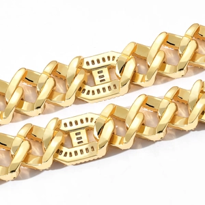 Vue macro du bracelet gourmette doré 15mm avec fermoir pavé de zircons étincelants