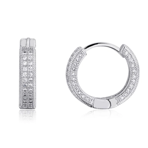 Boucles d'oreilles créoles argentées avec triple rangée de zircons cubiques micro-sertis