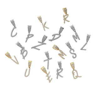 Detailansicht goldener und silberner Buchstaben-Anhänger mit Zirkonia-Mikropflasterung