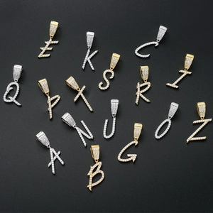 Iced Out Kursive Buchstaben Anhänger Halskette mit Zirkonia Micro-Pavé in Gold und Silber