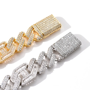 Détail macro d'une chaîne cubaine de 15 mm avec diamants pavés et fermoir à clapet