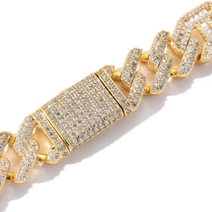 Détail d'une chaîne cubaine de 15mm dorée sertie de zircons avec un fermoir de sécurité