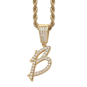 Makroaufnahme der Gold-Kordelkette mit Buchstabe B Anhänger und Zirkonia-Besatz
