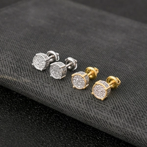 Dettaglio macro di orecchini hip hop in argento S925 con pavé di zirconi cubici
