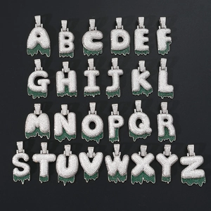 Série de pendentifs lettres bulles hip hop sertis de pierres blanches et vertes en duo