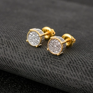 Dettaglio di orecchini a lobo in argento S925 con micro-pave di zirconi e chiusura a vite