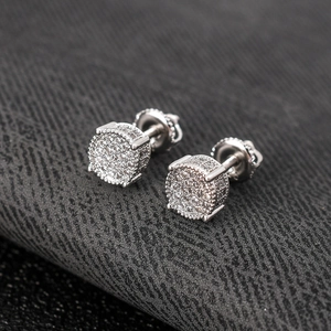Macro di orecchini hip-hop in argento con micro-pavé di zirconi e dettagli raffinati