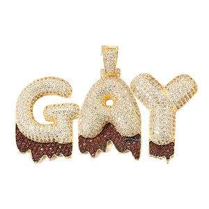 Pendentif GAY style hip-hop doré avec strass blancs et détails d'effet de goutte de lave