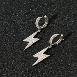 Boucles d'oreilles créoles éclair avec zircons blancs sertis en argent style hip-hop