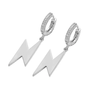 Vue macro de boucles d'oreilles éclair argentées avec micro-pavé de zircons blancs