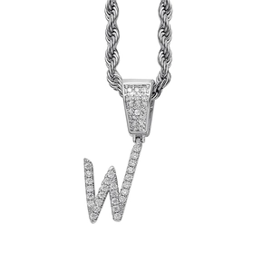 Nahaufnahme von silbernem W-Anhänger mit Zirkonia-Besatz und gedrehter Kordelkette