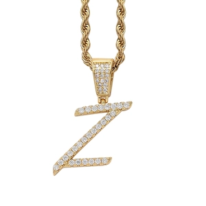 Detailansicht des goldenen Z-Anhängers mit Mikro-Zirkonia-Besatz und gedrehter Seilkette