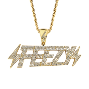 Collier hip hop plaqué or avec pendentif lettres FREEZE et pierres zircons blancs