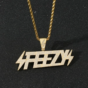 Vue macro du pendentif FREEZY avec symboles d'éclair et zircons cubiques scintillants