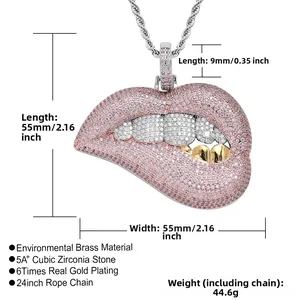 Détail du pendentif lèvres hip-hop avec zircons roses et dents plaquées or fines