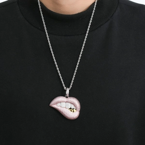 Pendentif lèvres sexy hip hop avec zircons roses et dent dorée sur une chaîne torsadée