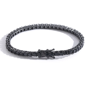 Detail der komplett schwarzen 4mm Tennis-Halskette mit schwarzen Steinen und Gravur