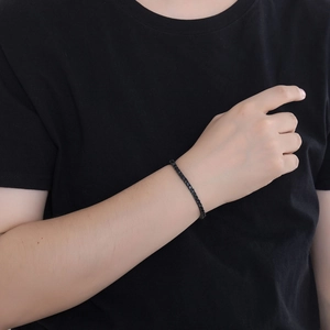 Detail eines 4mm schwarzen Tennisarmbands mit einreihigen Zirkonsteinen am Handgelenk