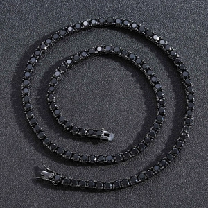 Makroansicht der 4mm schwarzen Zirkonia-Tenniskette mit Gunmetal-Beschichtung und Fassung