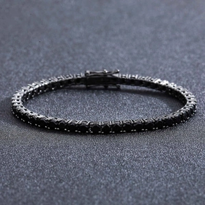 Makroaufnahme von 4mm schwarzen Zirkonia Steinen in schwarzem Tennisarmband für Hip Hop