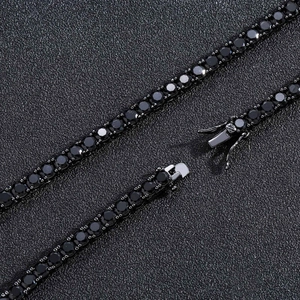 Makro-Detail der schwarzen Tenniskette mit schwarzen Zirkonia und sicherem Kastenverschluss