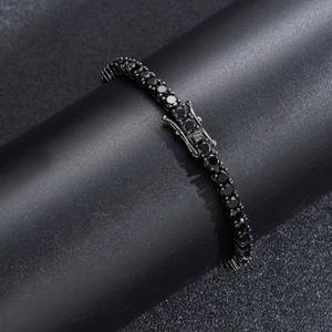 Nahaufnahme vom 4mm schwarzen Zirkonia-Tennisarmband mit sicherem Verschluss und 4 Krallen