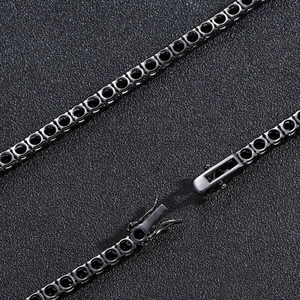 Detail einer Gunmetal-Tenniskette mit 4mm schwarzen Zirkonia und sicherem Sicherheitsverschluss